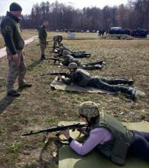 Юні захисники Кам’янського на практиці довели вміння безпечно працювати з бойовою зброєю